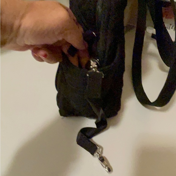 Vera Bradley large bag . Can use for handy bag or diaper bag new conditions - Picture 8 of 12